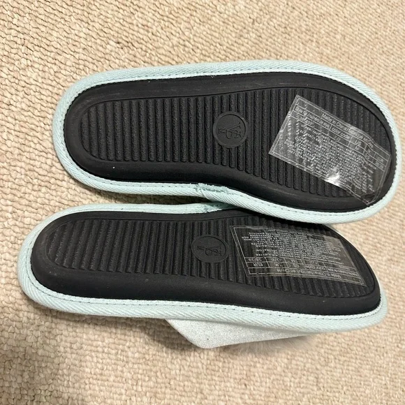 NWT Victoria’s Secret Pompom Slippers - Picture 3 of 3